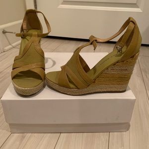 Audrey Brooke olive wedges